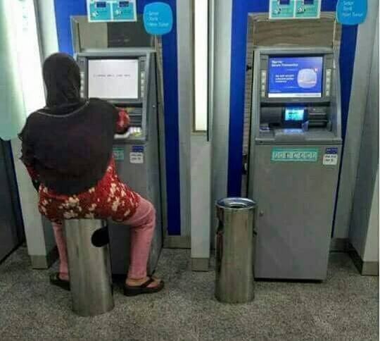 7 Kelakuan orang Indonesia saat di ATM ini nyelenehnya bikin ngakak