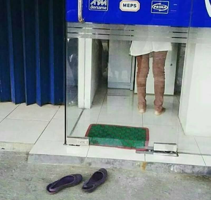 7 Kelakuan orang Indonesia saat di ATM ini nyelenehnya bikin ngakak