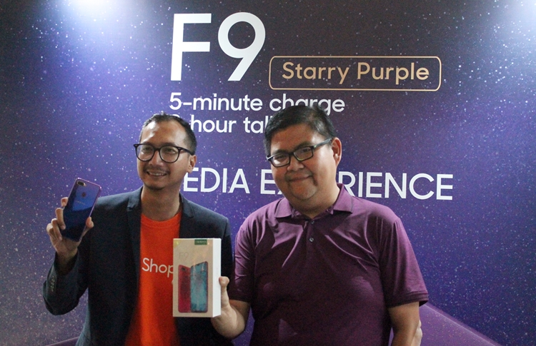 Smartphone ini tampilannya cetar berkilau, anak muda banget nih