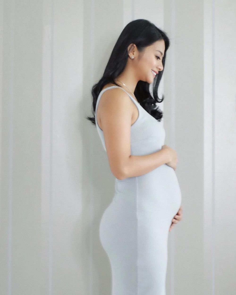 Tiga kali foto maternity, begini 9 gaya pemotretan Rini Yulianti