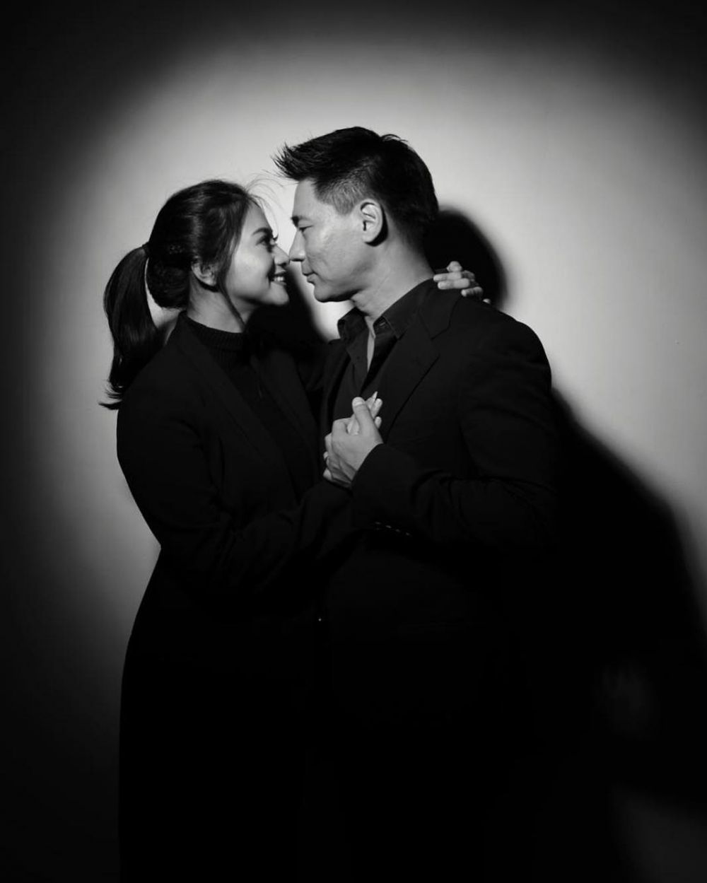 Tiga kali foto maternity, begini 9 gaya pemotretan Rini Yulianti