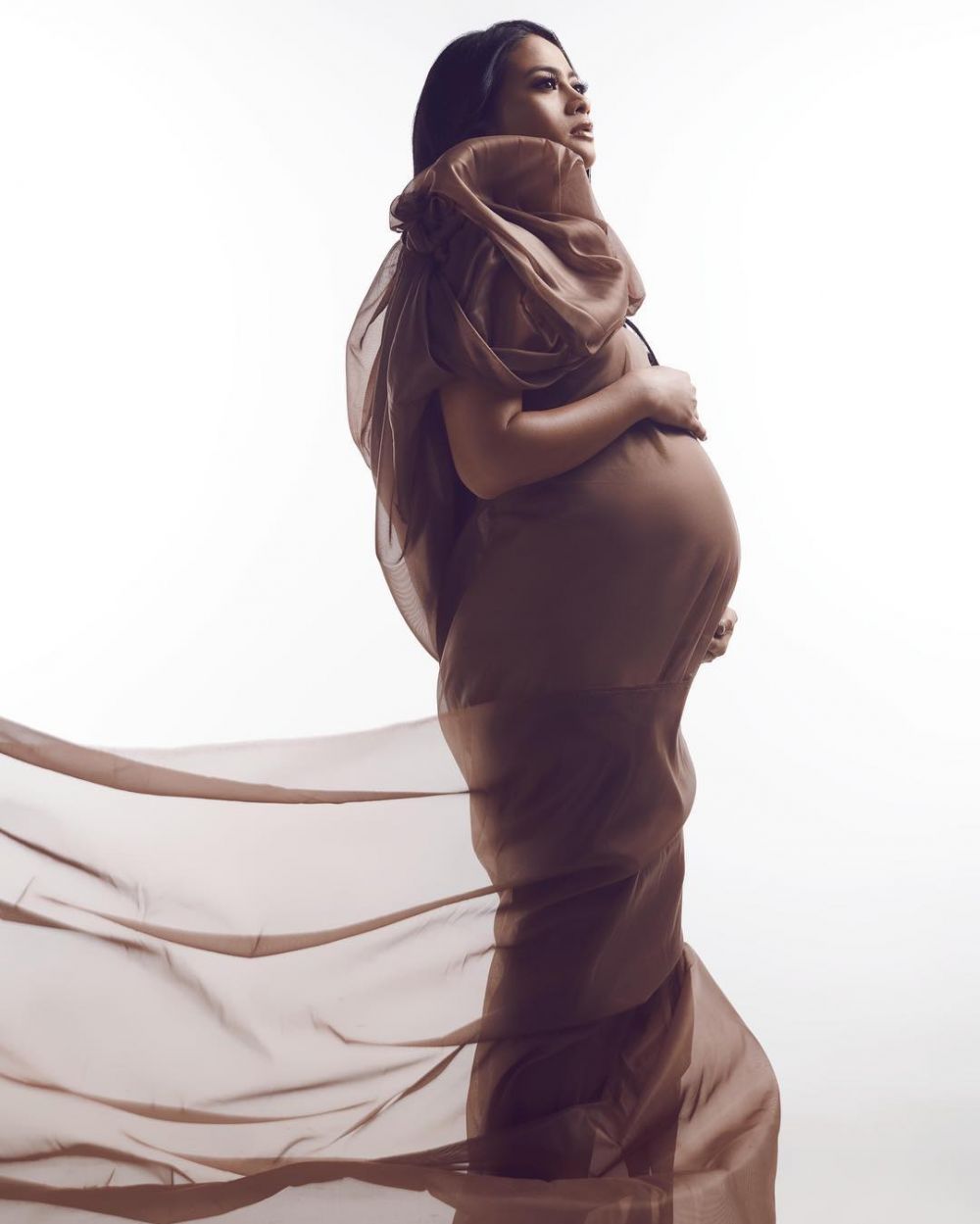 Tiga kali foto maternity, begini 9 gaya pemotretan Rini Yulianti