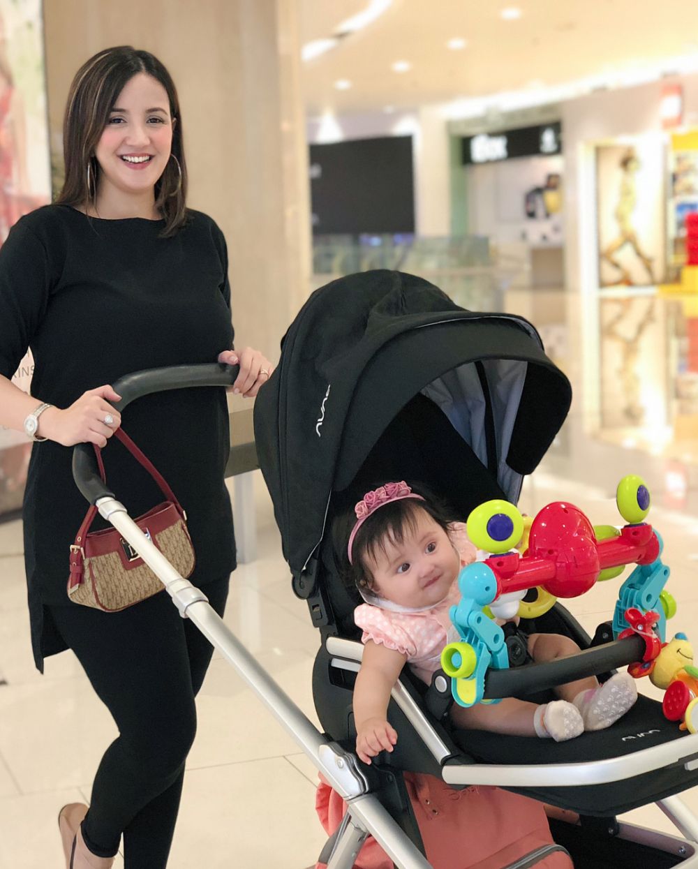 7 Momen Andi Soraya momong anaknya, telaten banget