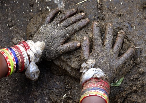 Pikat pria, wanita suku ini rela dilumuri kotoran sapi dan tak mandi