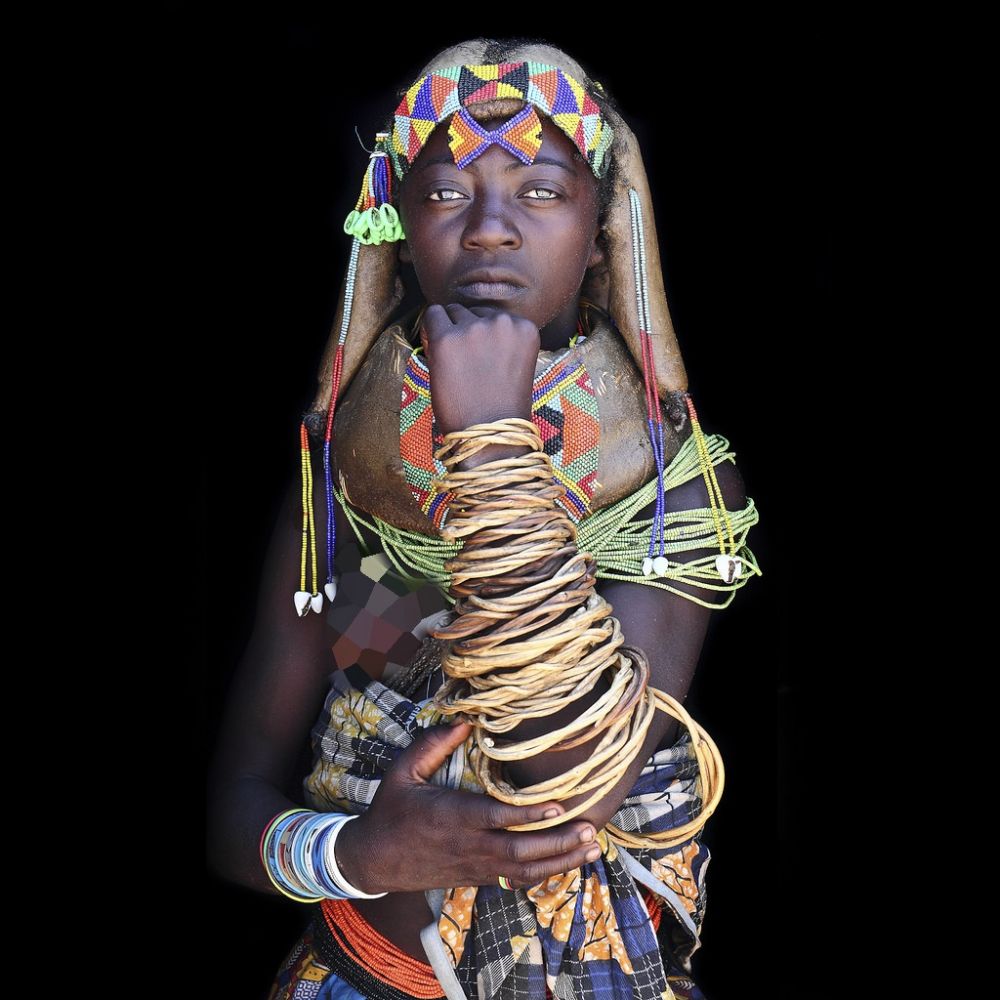 Pikat pria, wanita suku ini rela dilumuri kotoran sapi dan tak mandi