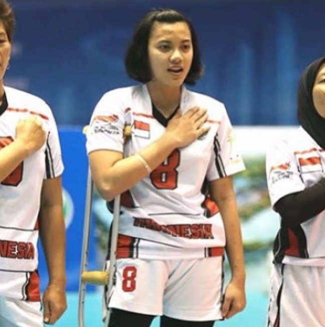 10 Foto perjuangan Nina Gusmita, atlet voli cantik di Asian Para Games