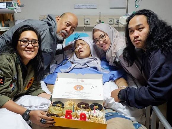 Momen haru Indro Warkop rayakan ulang tahun istri yang terbaring sakit