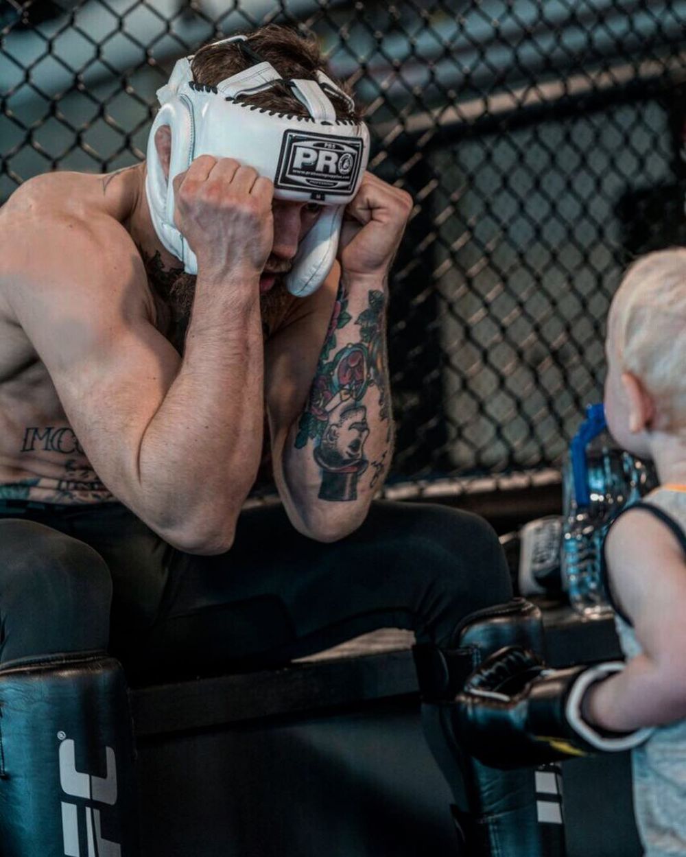 Arogan & garang di ring UFC, begini 10 momen McGregor saat momong anak