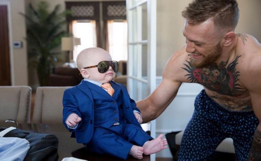 Arogan & garang di ring UFC, begini 10 momen McGregor saat momong anak
