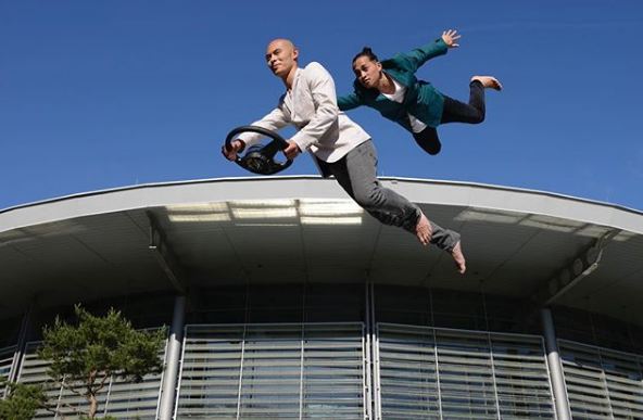 10 Editan foto manusia melayang ini bikin kamu tepuk jidat