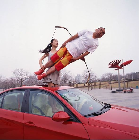 10 Editan foto manusia melayang ini bikin kamu tepuk jidat