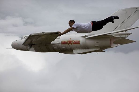 10 Editan foto manusia melayang ini bikin kamu tepuk jidat