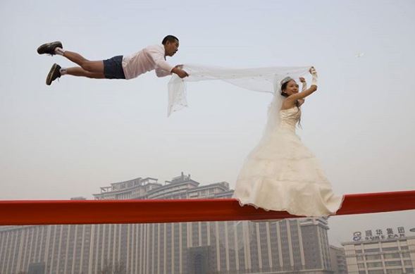 10 Editan foto manusia melayang ini bikin kamu tepuk jidat