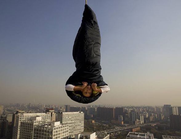 10 Editan foto manusia melayang ini bikin kamu tepuk jidat