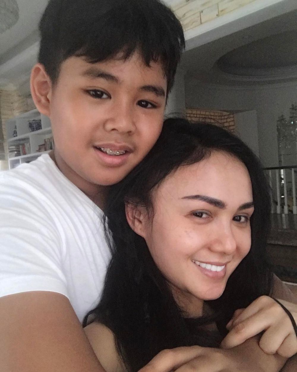 Biasa tampil full makeup, begini 6 raut wajah Yuni Shara saat natural