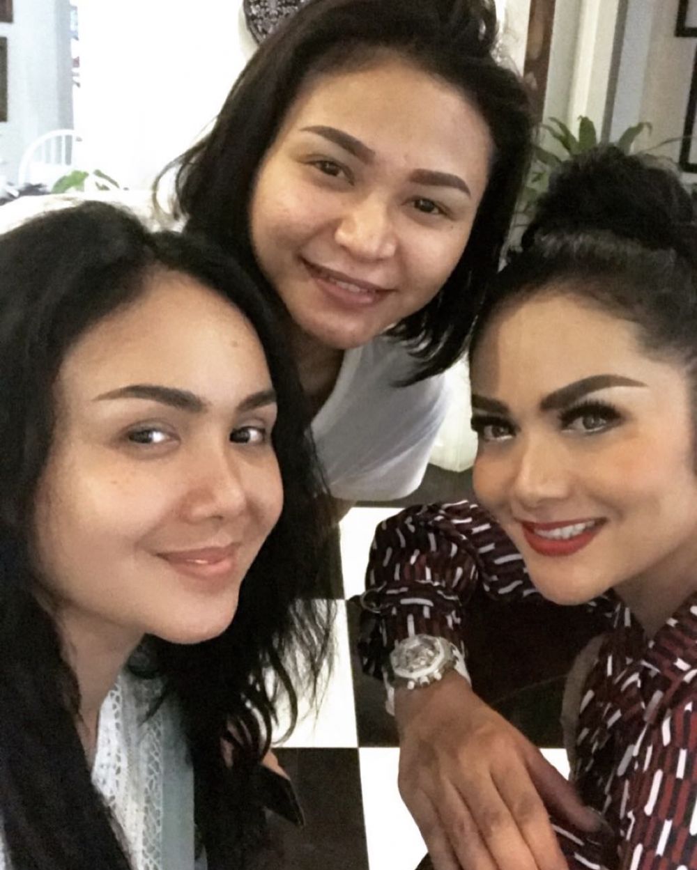 Biasa tampil full makeup, begini 6 raut wajah Yuni Shara saat natural