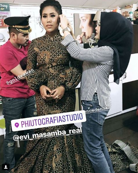 4 Potret prewedding Evi Masamba, sosok calon suami jadi sorotan