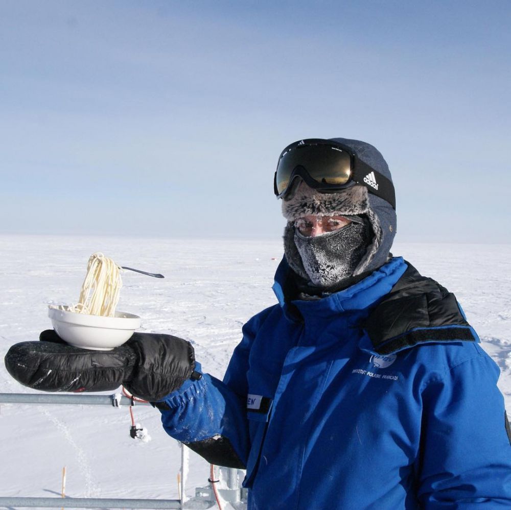 Ilmuwan ini makan mi instan di suhu -60 derajat, fotonya bikin melongo
