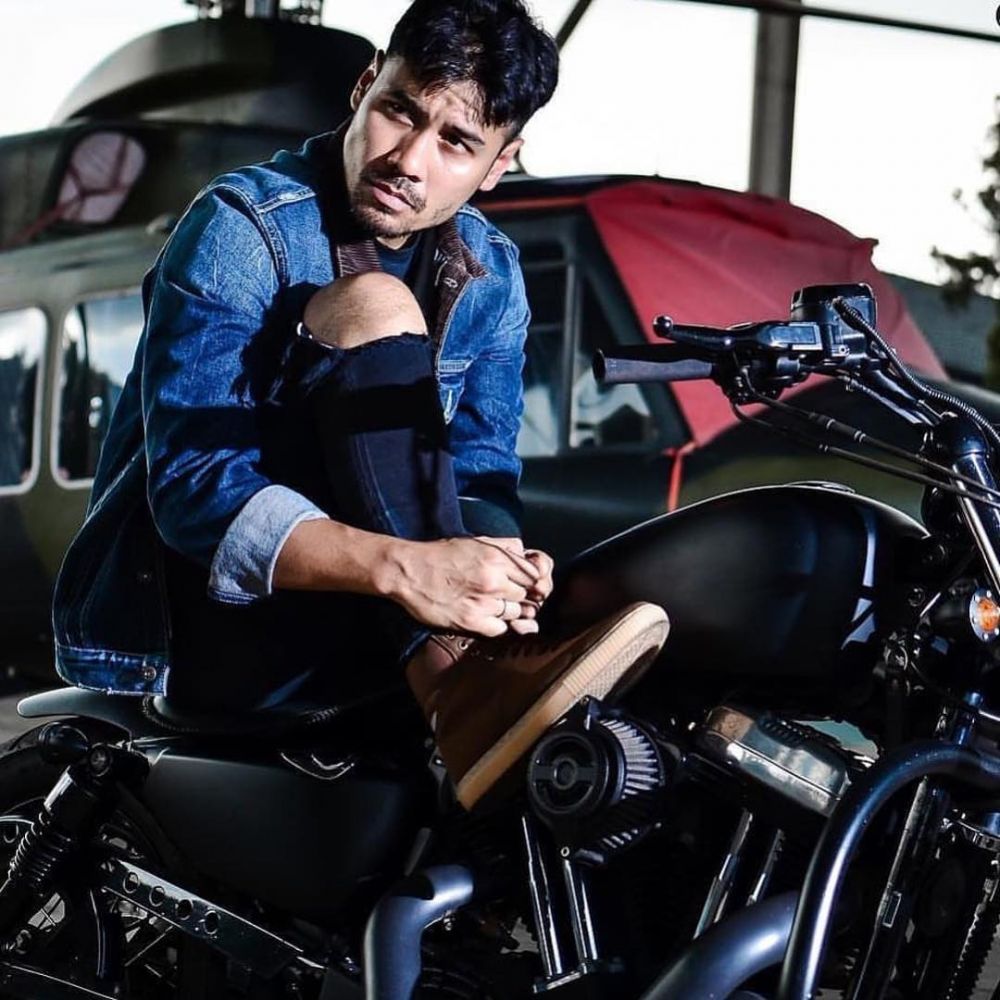 10 Potret Chicco Jerikho saat mengendarai motor gede, makin macho