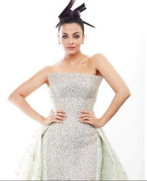 10 Potret Aishwarya Rai awet muda, pacar Shahrukh Khan di Mohabbatein