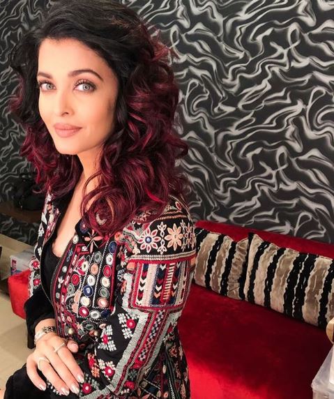10 Potret Aishwarya Rai awet muda, pacar Shahrukh Khan di Mohabbatein