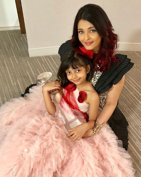 10 Potret Aishwarya Rai awet muda, pacar Shahrukh Khan di Mohabbatein