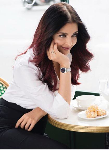 10 Potret Aishwarya Rai awet muda, pacar Shahrukh Khan di Mohabbatein