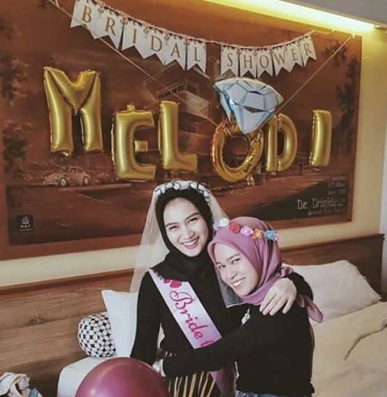 7 Pesona Melody eks JKT48 saat berhijab, bikin pangling