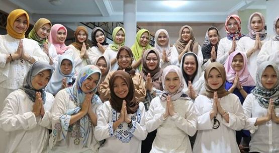 7 Pesona Melody eks JKT48 saat berhijab, bikin pangling