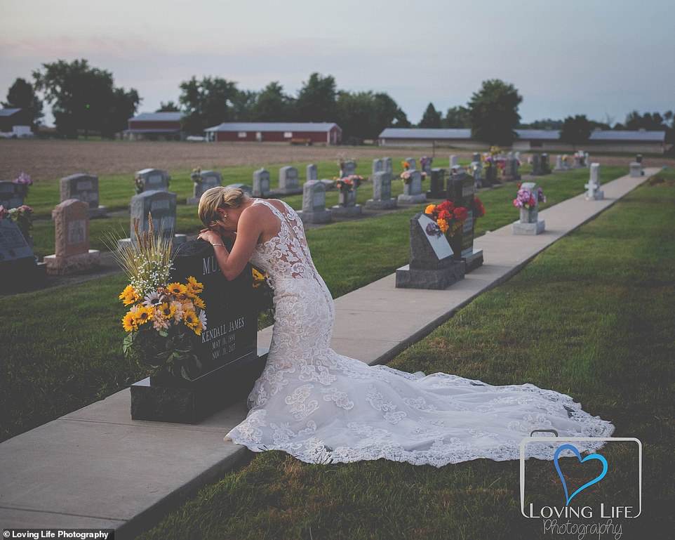 Wanita ini 'menikah' di pemakaman, kisah di baliknya bikin mewek