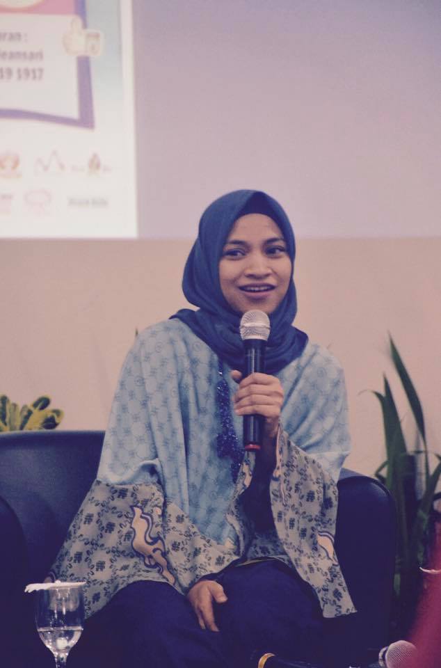 10 Gaya Tasniem Rais, putri yang dampingi Amien Rais diperiksa polisi