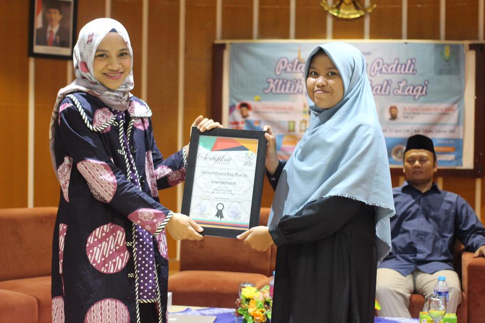 10 Gaya Tasniem Rais, putri yang dampingi Amien Rais diperiksa polisi