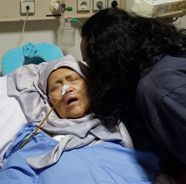 Ini ekspresi sedih 3 anak Indro Warkop usai ditinggal ibunda tercinta