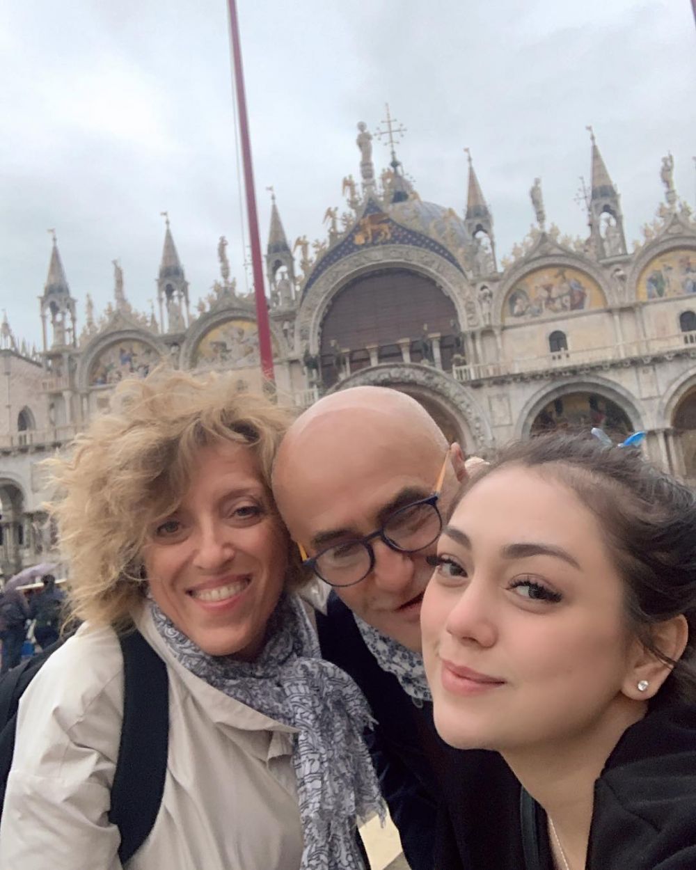 Pulang kampung, ini 10 momen Celine Evangelista momong anak di Italia