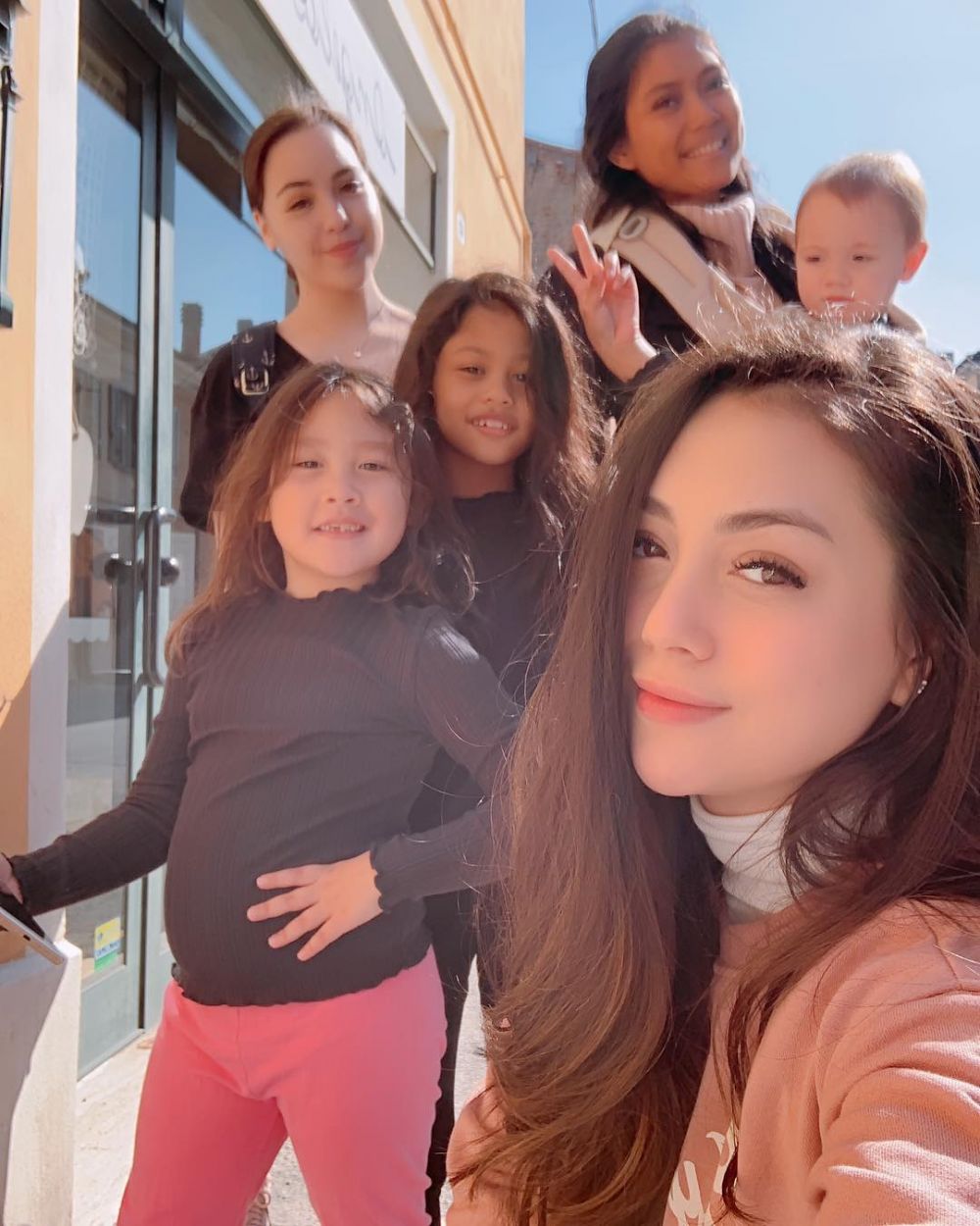 Pulang kampung, ini 10 momen Celine Evangelista momong anak di Italia