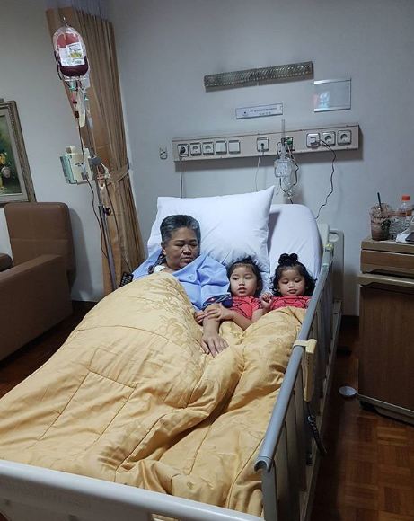 10 Kenangan haru mendiang istri Indro asuh cucu meski sakit berat