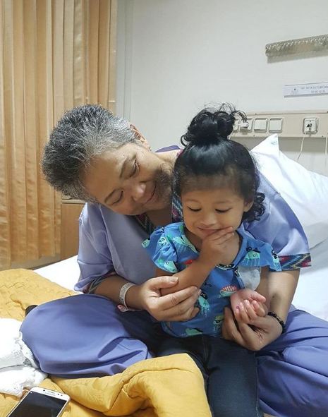 10 Kenangan haru mendiang istri Indro asuh cucu meski sakit berat