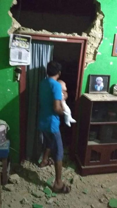 8 Potret terkini gempa bumi Situbondo, tiga orang meninggal