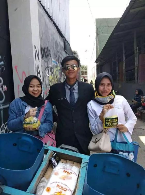 Pakai jas dan tampil super rapi, kamu tak akan sangka profesi pria ini