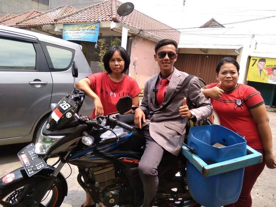 Pakai jas dan tampil super rapi, kamu tak akan sangka profesi pria ini