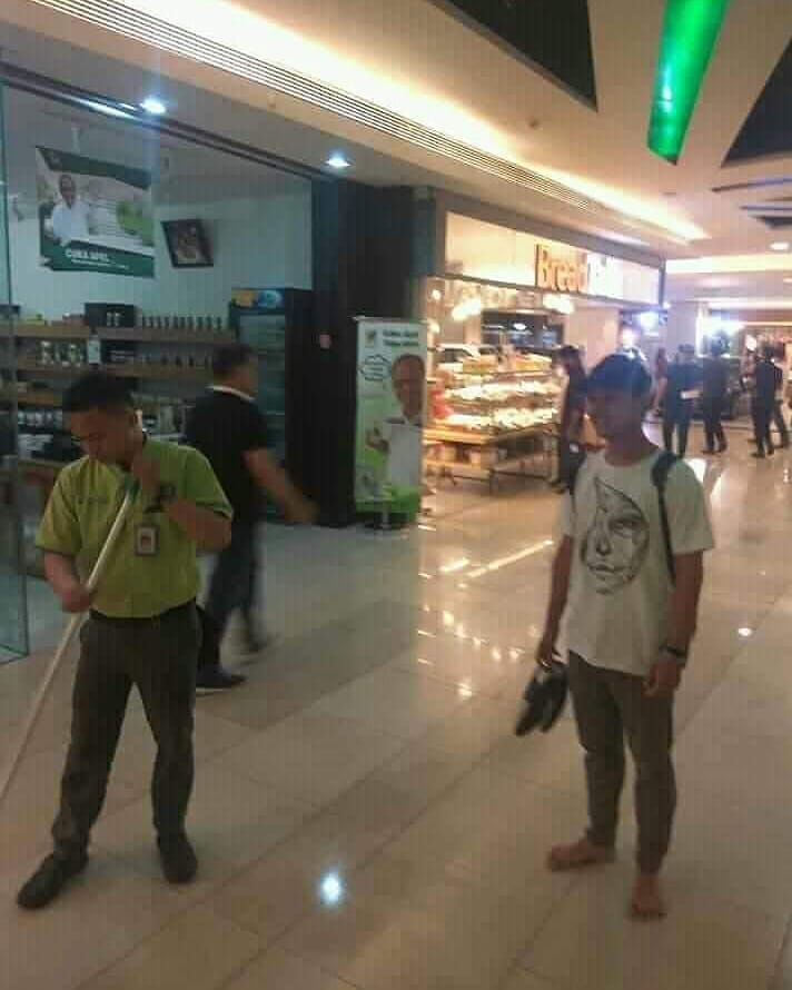 8 Tingkah pemuda ini kocaknya nggak ketulungan, kurang kerjaan banget