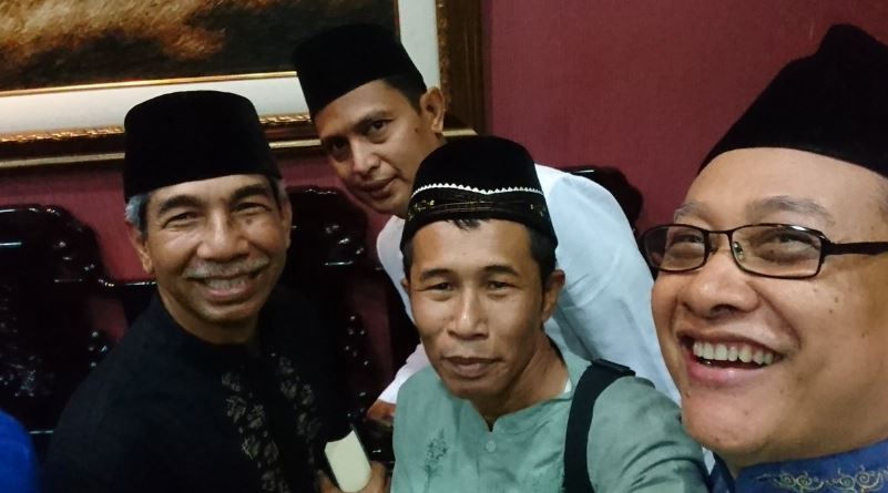 Momen 5 menteri Jokowi pakai sarung, ternyata dulunya santri
