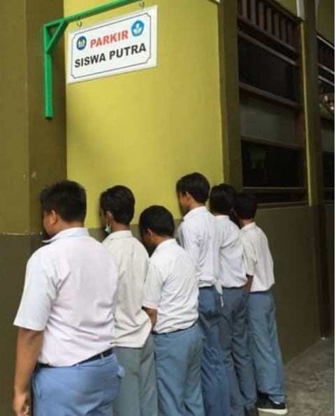 12 Momen 'dihukum guru' ini bikin kamu nostalgia ke zaman sekolah