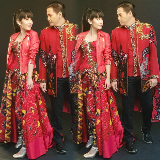 Nggak cuma Evi Masamba, 5 seleb ini pakai batik buat foto prewedding