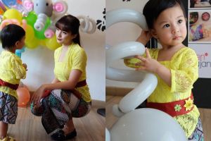 Potret cantik putri Chelsea Olivia pakai kebaya, kembaran sama ibunya