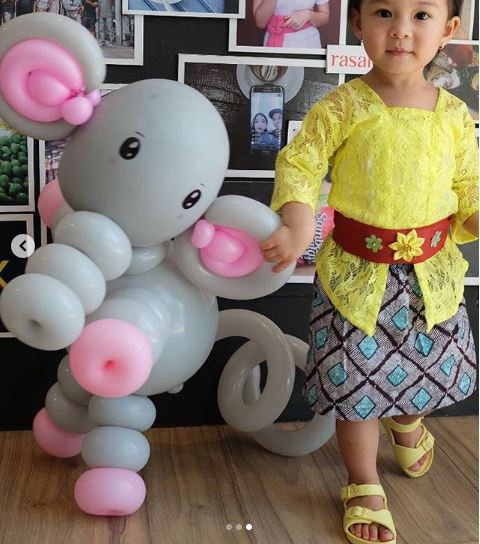 Potret cantik putri Chelsea Olivia pakai kebaya, kembaran sama ibunya