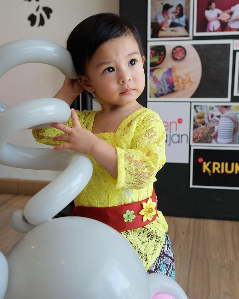 Potret cantik putri Chelsea Olivia pakai kebaya, kembaran sama ibunya