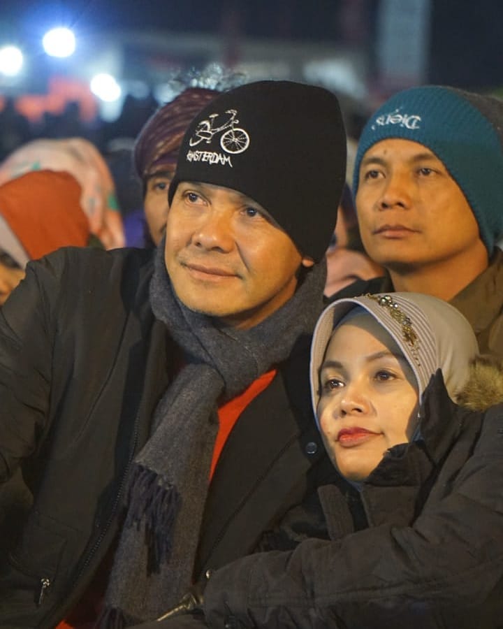 Momen mesra 9 politisi & istri ini romantisnya bak pasangan muda