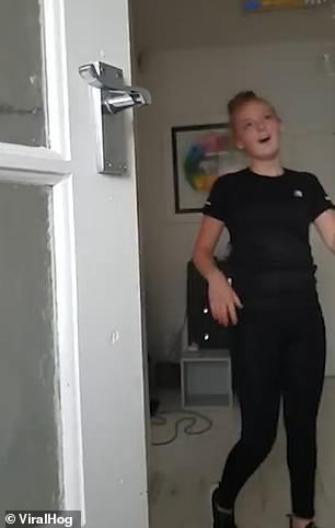 Cewek ini tersangkut di jendela tetangganya, penyebabnya absurd abis