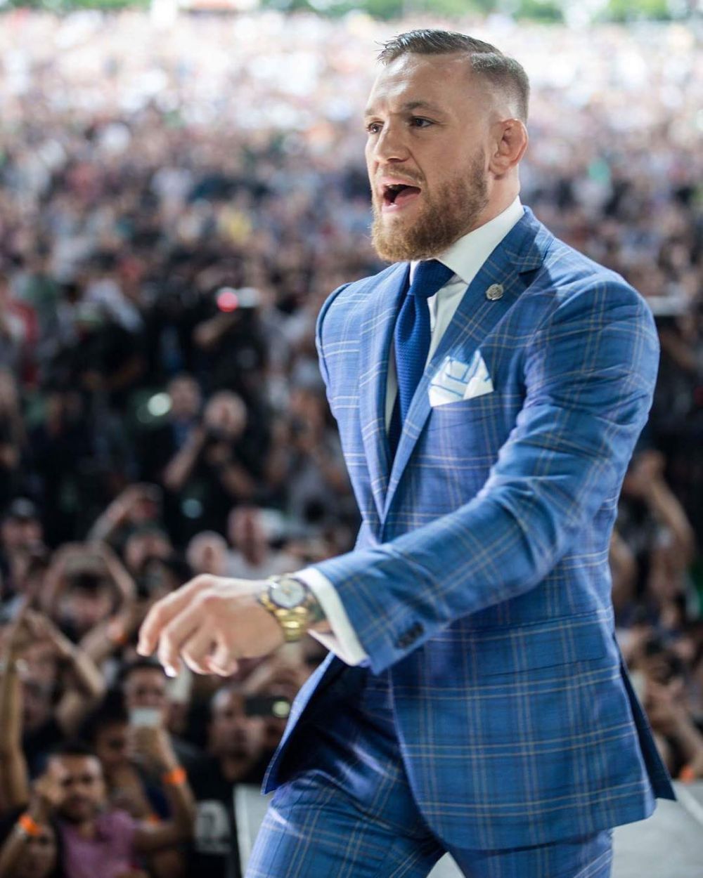 10 Gaya Conor McGregor di luar arena laga, punya selera fashion 